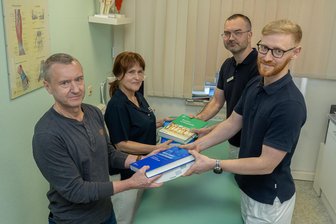 Wechsel bei Orthopädiezentrum im Vogtland: Diese jungen Mediziner übernehmen jetzt in Auerbach - Dr. Peter Ungethüm und Dr. Veronika Vollstädt übergeben den Staffelstab an Dr. Christoph Löschner und Philipp Seifert (v. l.).