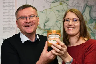 Wechsel im Bauamt von Lunzenau: Ein Glas Honig zum Start - Gerald Karte, der auch Hobbyimker ist, schenkte seiner Nachfolgerin Julia Richter ein Glas Honig.