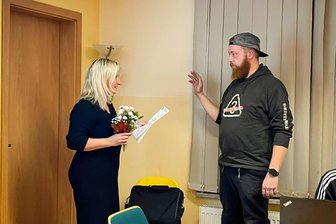 Wechsel im Gemeinderat Kriebstein: Kate Scharf legt Amt nieder, Martin Bach übernimmt - Maria Euchler vereidigte Martin Bach als neuen Gemeinderat.