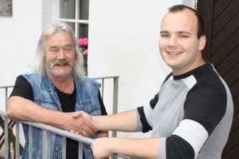 Wechsel im Lauenhainer Rüstzeitheim - Generationenwechsel: Hans-Eberhard Bretschneider (l.) gibt die Leitung des Lauenhainer Rüstzeitheims an Erik Vogel ab.