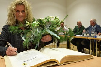 Wechsel im wichtigsten Rathaus-Job: Das sagt die scheidende Oelsnitzer Bauamtsleiterin über ihren Nachfolger - Stadtbaumeisterin Kerstin Zollfrank hat sich in das Goldene Buch der Stadt Oelsnitz eingetragen.