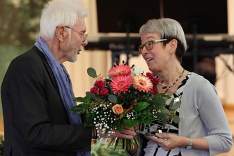 Wechsel in der Geschäftsführung der Kliniken Erlabrunn – Festakt mit überraschender Personalie - Hauptgesellschafter Josef Wieder verabschiedete seine langjährige Geschäftsführerin für Finanzen, Heidrun Ballmann (r.).