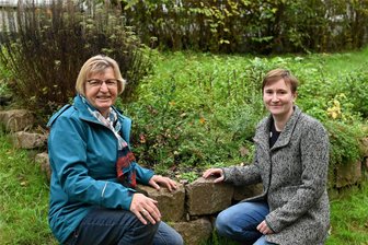 Wechsel in der Naturschutzstation in Weiditz: Neue Chefin freut sich auf ihren Traumjob - Angela Schubert, fast drei Jahrzehnte Geschäftsführerin der Naturschutzstation Weiditz, mit ihrer Nachfolgerin Dorothea Grimm. Ein Projekt für das nächste Jahr: Der 2001 angelegte Kräutergarten samt Mauer soll erneuert werden.