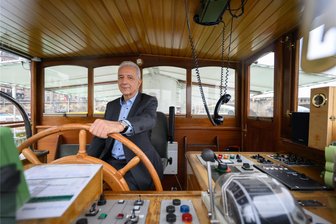 Wechsel in die Wirtschaft: Neue Regeln für Sachsens Ex-Minister - Sachsens Altministerpräsident Stanislaw Tillich (CDU) hier bei einem Termin Ende April als ehrenamtliches Mitglied des Wächterrats des Vereins "Weiße Flotte Dresden", um den Erhalt von Dampfschiffen zu unterstützen.