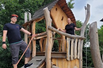 Wechsel vom Finanzamt ins Kinderheim: 27-Jähriger arbeitet jetzt als Erzieher im Kinder- und Jugendhaus in Lichtentanne - Sebastian Thiele und Susann Richter – hier auf dem Spielplatz am Haus „Auryn“. Für die jungen Bewohner ist es gut, dass es sowohl weibliches als auch männliches Personal gibt.