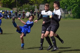 Wechselbad der Gefühle - Nicht nur viele Tore, auch akrobatische Aktionen wie hier von Crottendorfs Benjamin Held (l.), durften die Zuschauer beim 4:4 der Blau-Weißen gegen Gelenau mit Kevin Singer und Maximilian Loos (r.) bestaunen. 