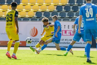 Wechselbörse Vogtland: Das sind die Winter-Transfers von der Fußball-Oberliga bis zur Vogtlandliga - Kemal Eren (im Zweikampf links) hat den VFC Plauen nach einem kurzen Gastspiel schon wieder verlassen.