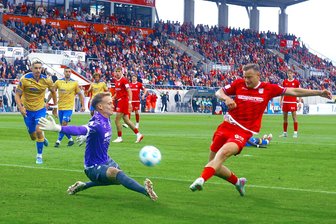 Wechselbörse Westsachsen: Das sind die Winter-Transfers vom FSV Zwickau bis zur Kreisoberliga - Felix Pilger (rechts/Szene aus dem Zwickauer Heimspiel gegen Jena) wechselte in der Winterpause vom FSV zum ZFC Meuselwitz.