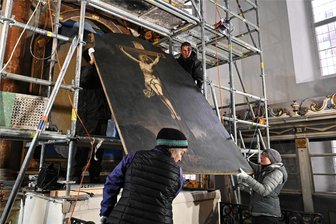 Wechselburg entscheidet mit: Soll Christus-Bild wieder an den Altar der Kirche? - Vor kurzem wurde das Altarbild in der Wechselburger St.-Otto-Kirche abgenommen.