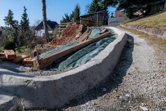 Wechselburg hat Plan mit Baustellen - Für die Gemeinde Wechselburg ist der Haushaltsplan für dieses Jahr vorgestellt worden. Eingeplant ist auch Geld zur Reparatur einer abgerutschten Straße in Göhren, zunächst setzt man 400.000 Euro an. Doch woher die Summe kommt und wie viel die Kommune selbst stemmen muss, steht noch nicht fest. 