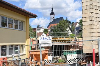 Wechselburg in Sorge: Droht der Kita „Buratino“ die Schließung? - Derzeit entsteht neben der Awo-Kita „Buratino“ in Wechselburg (links im Bild) der Anbau für den Hort. Für die Kita gibt es vonseiten des Landkreises die Androhung einer Schließung.