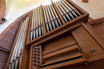 Wechselburg lädt ein: Orgelmusik in der Basilika - Die Organistin Oana Maria Bran spielt am Sonntag die Orgel der Wechselburger Basilika.