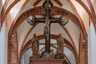 Wechselburg ohne Mönche: Ein Verlust ohne gleichen - Das Triumphkreuz in der Basilika. Noch nur wenige Male werden Pater Maurus und Frater Victor hier beten.