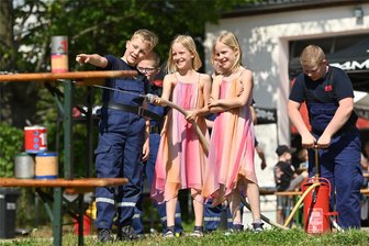 Wechselburg: Rund ums Feuerwehrdepot ist einiges los - Die Drillinge Lijan, Alena und Malea (v.l.) beim Zielspritzen. Lijan, der in der Jugendfeuerwehr aktiv ist, gab natürlich die Anweisungen.