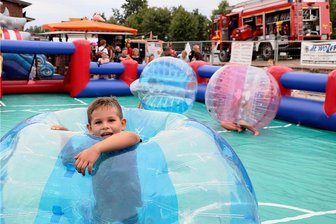 Wechselburger feiern 25. Geburtstag ihres Jugendclubs nach - In der Bubble-Soccer-Arena und auf drei Hüpfburgen konnten sich die Kinder austoben.