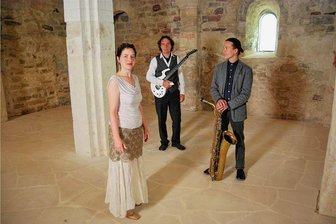 Wechselburger Klosterklänge mit Harfenklängen und höfischen Liedern - Das Ensemble Nu:n spielt in der Basilika.
