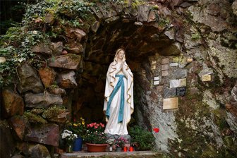 Wechselburger Lourdes-Grotte: Wallfahrtsziel mit bewegender Geschichte - Die Lourdesgrotte im Wechselburger Schlosspark mit ihrer Marienfigur wird 150 Jahre alt.