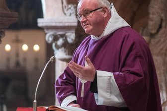 Wechselburger Mönche berichten aus ihrem Alltag - Das Leben im Kloster hat viele Facetten. Pater Maurus hält auch Gottesdienste in der Basilika.