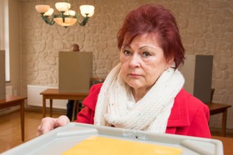 Wechselburger sagen Nein zu Rochlitz - Bürgerentscheid in Wechselburg: Bürgermeisterin Renate Naumann im Wahlraum im Rathaus. Ihre Stimme hat sie per Briefwahl abgegeben.