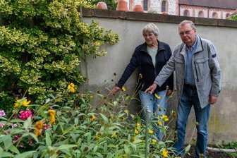 Wechselburger vermissen "Gärtnerin" - Ellen und Jörg-Ulrich Richter zeigen am Giebel des Wohnblocks in der Nähe der Basilika, wo die Figur der sich bückenden Gärtnerin stand.