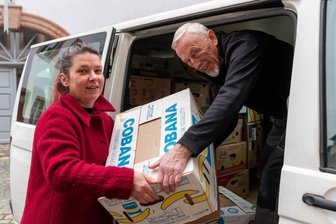 Wechselburgerin hilft Bedürftigen - Spendensammlerin Saron Pietzka und Helfer Wolfgang Brühl beladen einen Transporter mit Spenden. Es ist der vierte Transport in diesem Jahr.