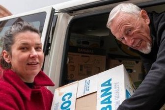 Wechselburgerin plant Hilfstransport für die Ukraine - Bereits seit einigen Jahren sammelt Saron Pietzka Spenden für Menschen in Not. Im Dezember hatte sie zusammen mit Wolfgang Brühl einen Transporter beladen. 