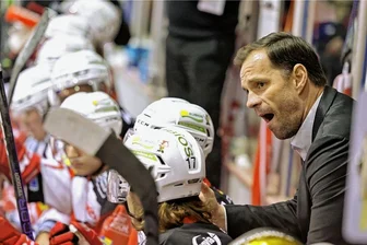 Wechselfehler: Eispiraten-Trainer nennt interessante Details - Eispiraten-Trainer Marian Bazany hatte zuletzt nach mehreren Wechselfehlern, die der Crimmitschauer Mannschaft Punktverluste einbrachten, seinem Unmut Luft gemacht.