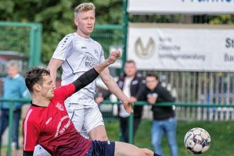 Wechselspannung im Oberhaus - Anpfiff zur Rückrunde: In dieser treffen auch Barkas Frankenberg, hier mit Danny Koszellni (h.), und der TSV Großwaltersdorf/Eppendorf mit Thomas Richter erneut aufeinander. 
