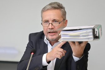 Weckruf aus dem Erzgebirge - Rolf Schmidt, Oberbürgermeister von Annaberg-Buchholz, hält demonstrativ einen Ordner mit dem Fördermittelantrag für eine einzige Straße am im Rathaus in die Höhe. 21 Bürgermeister aus dem Erzgebirgskreis, die meisten davon keiner etablierten Partei zugehörig, veröffentlichten am 2017 ein Positionspapier und forderten vor allem ein Umdenken ins Sachsens Finanzpolitik.