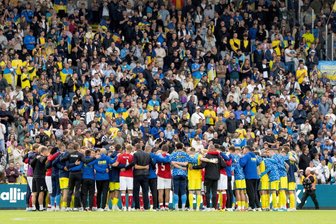 "Weckt Erinnerungen": Eriksen erneut zusammengebrochen - Nach dem Zusammenbruch von Christian Eriksen versammeln sich dänische und ukrainische Spieler gemeinsam auf dem Spielfeld.
