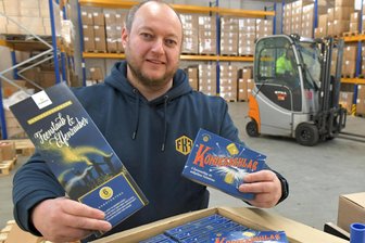 Weco-Nachfolger in Freiberg: So startet die „Feuerwerk Kultur & Fabrik“ ins neue Jahr - Sebastian Funke, Geschäftsführer der FKF GmbH am Pulvermühlenweg in Freiberg, mit einem Feuerwerks-Sortiment für Einzelhändler. Das Kürzel steht für „Feuerwerk Kultur & Fabrik“.