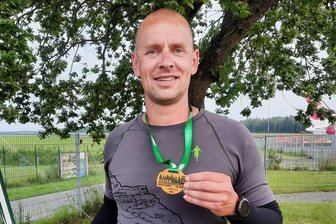 Weder Fight Club, noch Highlander - Glauchauer gewinnt als Last Man Standing einen „Hinterhof-Wettbewerb“ - Der Last Man Standing Marco Locke präsentiert stolz seine Siegermedaille.