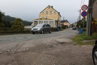 Weder Geld noch Zeitplan für Ausbau der Huckelpiste - Die Neuschönburger Straße wird wohl noch auf unbestimmte Zeit weiter so aussehen. 