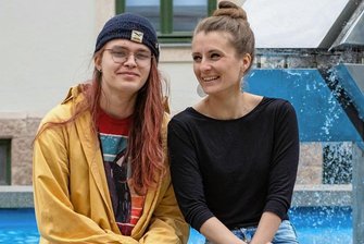 Weder Junge noch Mädchen: Eine Chemnitzer Familie erzählt über das Leben mit non-binärem Kind - "Maximale Akzeptanz und gemeinsames Aufregen nach außen": Das soll Coretta Storz (rechts) die Familie für ihr non-binäres Kind Nao (links) sein.