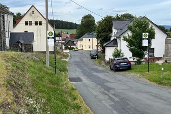 Weg frei für größeres Straßenbauvorhaben im Vogtland - ein anderes wird dafür verschoben - Die Ortsdurchfahrt ist eng und in schlechtem Zustand. Ab 2026 wird sie saniert.
