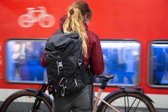 Weg mit den Tarifgrenzen! Wie Chemnitz beim ÖPNV von Ostsachsen lernen sollte - Mit Fahrrad in den Zug? Das scheitert beim Deutschlandticket zwischen Chemnitz und Dresden an den Tarifgrenzen.
