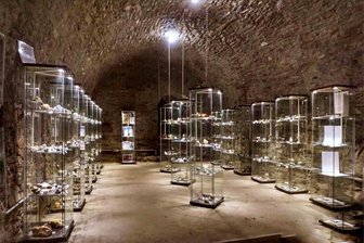 Weg von der Hitze: Das sind die kältesten Orte im Göltzschtal - Bei großer Hitze funkelnde Steine und Mineralien anschauen? Warum nicht. Der Gewölbekeller im Auerbacher Museum lädt zum Rundgang und Abkühlen ein. Dabei tauchen Besucher in die mittelalterliche Stadtgeschichte ein.