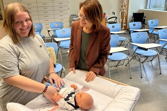 Weg von der reinen Technik-Lehre: Berufsschule in Zschopau will künftig Erzieherinnen ausbilden - Anne Winkler mit Lehrerin Annett Deutscher am Wickeltisch. In diesem Zimmer befinden sich unter anderem auch zwei Pflegebetten.