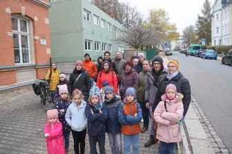Weg zur neuen Schule zu weit und zu gefährlich? Chemnitzer Eltern kämpfen für Stadtteil-Grundschule - Sie wollen bleiben: Um auf die Bedenken einer möglichen Schließung der Grundschule Altendorf (Container im Hintergrund) aufmerksam zu machen, hat der Elternrat zu einer Protest-Begehung aufgerufen.