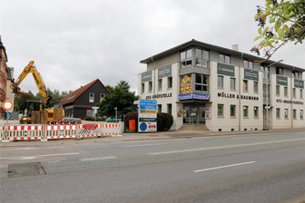 Weg zur Prüfstelle versperrt: Zwickauer Firma schildert Zufahrt für verunsicherte Kunden aus - Die Zufahrt von der Reichenbacher Straße zum Sandweg ist wegen Bauarbeiten seit dem 25. Juli gesperrt.