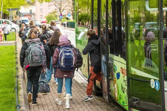 Weg zur Schule für viele Chemnitzer Schüler bald teurer und komplizierter - Wenn Schulen nicht ohne Weiteres mit Bus und Bahn erreichbar sind, werden gesonderte Schulbusse eingesetzt. Doch die Voraussetzungen dafür sind künftig deutlich strenger.