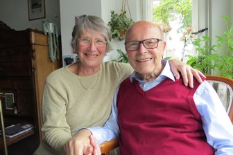 Wegbereiter der Wende in Plauen verstorben: Trauer um Thomas Küttler - Der frühere Superintendent und Ehrenbürger der Stadt Plauen, Thomas Küttler, ist tot. Dieses Foto mit seiner Frau Brigitte entstand 2017 bei einem Besuch ins einer Wohnung in Leipzig.
