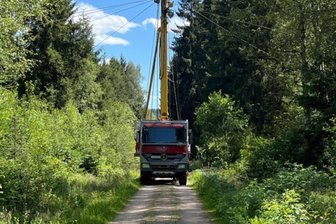 Wege im Hartmannsdorfer Forst gesperrt: Das müssen Besucher wissen - Ein Seilkran zieht die gefällten Kiefern aus dem Hartmannsdorfer Forst.
