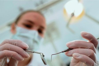 Spatel und Spiegel werden bei Vorsorgeuntersuchungen benötigt, aber auch, um die Ursache von Zahnschmerzen zu finden (Symbolbild). Duldet das Problem keinen Aufschub, können Patienten den Notdienst aufsuchen, in sehr dringenden Fällen auch außerhalb der Sprechzeiten. Doch manche klagen über weite Wege. 