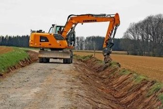 Wegebau noch bis Ende September - Der Krippenbergweg in Neukirchen wird ausgebaut. Der Wirtschaftsweg erhält auf einer Länge von etwa 860 Metern beidseitig Bankette und Entwässerungsgräben.