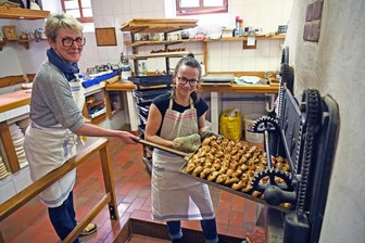 Wegefarth lockt mit Reformationsbrötchen aus dem Holzofen - Manuela Schau, l. und Anne Münzner gehören zum ehrenamtlichen Mühlenteam.