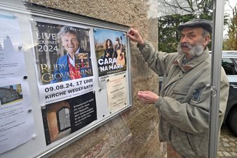 Wegefarther haben ein ehrgeiziges Vorhaben: Mit Konzerten spielen sie Geld für die Sanierung ihrer Kirche ein - Michael Pönisch ist Kirchgemeindemitglied in Wegefarth und organisiert regelmäßig Kulturangebote. Jetzt wird zu einem irischen Konzertabend eingeladen, die Plakate werden angebracht.