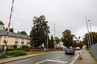 Wegen 500.000-Euro-Sanierung im Erzgebirge: Bahnverkehr fällt für elf Tage aus - Dieser Bahnübergang in Aue wird für Bauarbeiten gesperrt. Das hat Folgen für Autofahrer und Bahnreisende.