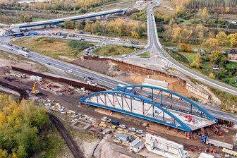 Wegen A-72-Neubau: Bundesstraße vor Leipzig für vier Tage dicht - Bauarbeiter bereiten das Eindrehen der 79 Meter langen Stahlbogenbrücke über die bisherige B95 und die künftige A72 vor. 