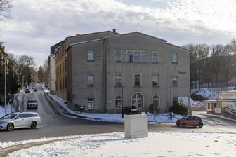 Wegen Abriss von OPEW-Fabrik: Straße in Annaberg-Buchholz wird länger gesperrt - Für den weiteren Abriss des ehemaligen OPEW-Werks muss die Wilischstraße (links) gesperrt werden.